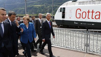 Inauguration du tunnel sous le massif du Saint-Gothard en Suisse, le 1er juin 2016, en présence des autorités suisses mais aussi d'Angela Merkel, François Hollande et Matteo Renzi. Une présence européenne pour symboliser l'importance de l'ouvrage pour les transports sur le continent. (Peter Klaunzer/AP/SIPA)