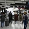 Des usagers de la SNCF attendent leur train à la gare de Lyon, à Paris, le 21 mars 2023, pendant les grèves contre la réforme des retraites. (MAGALI COHEN / HANS LUCAS / AFP)