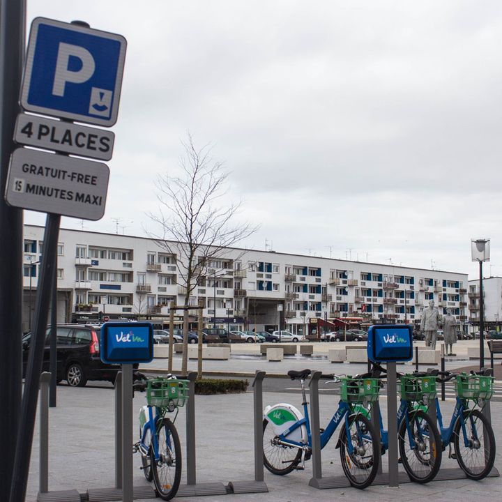 Le syst&egrave;me de v&eacute;los en libre service place d'Armes &agrave; Calais, le 18 mars 2014. (VIOLAINE JAUSSENT / FRANCETV INFO)