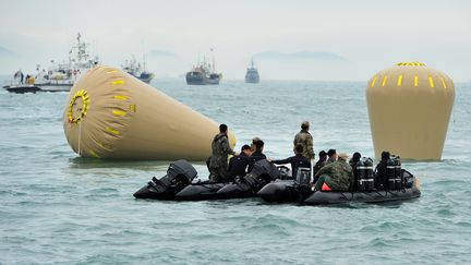 Des militaires de la marine sud-cor&eacute;enne sur le site du naufrage du ferry "Sewol", le 18 avril 2014, au large de la Cor&eacute;e du Sud. (JUNG YEON-JE / AFP)