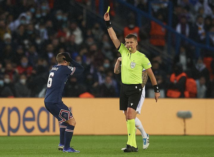 Marco Verratti, warned by the referee of the PSG-Real Madrid match, February 15, 2022. (JOSE BRETON / AFP)