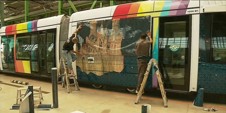 La Tenture de l'Apocalypse est représentée sur le tramway angevin.
 (France 3 / Culturebox)