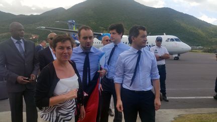 Annick Girardin, ministre des Outre-mer, et Gérald Darmanin, ministre de l'Action et des Comptes publics, à leur arrivée à Saint-Martin, le 5 mars. (THIBAULT LEFEVRE / RADIOFRANCE)