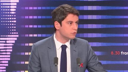 Le porte-parole du gouvernement Gabriel Attal était l'invité du 8h30 franceinfo vendredi 25 mars 2022. (FRANCEINFO / RADIOFRANCE)