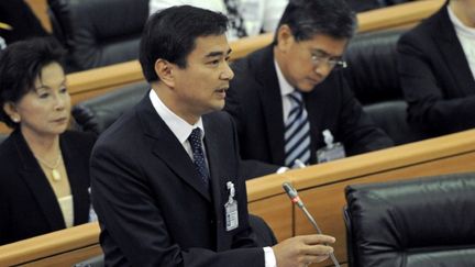 Abhisit Vejjajiva, &agrave; la t&ecirc;te de l'opposition tha&iuml;landaise depuis sa d&eacute;faite aux &eacute;lections de juillet, au Parlement de Bangkok le 23 ao&ucirc;t 2011. (PORNCHAI KITTIWONGSAKUL / AFP)