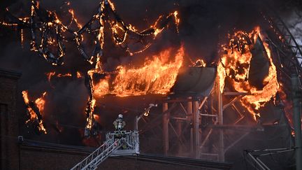 L'incendie dans un parc d'attractation en Suède, le 12 février 2024. (BJORN LARSSON ROSVALL / TT NEWS AGENCY / AFP)