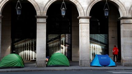 Des sans-abris dorment dans des tentes rue de Rivoli, à Paris, le 21 avril 2020. (THOMAS COEX / AFP)