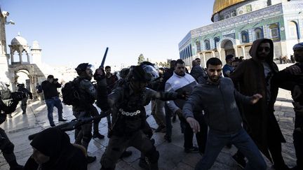 Des forces de l'ordre israéliennes interviennent sur l'esplanade des Mosquées de Jérusalem, le 15 avril 2022. (MOSTAFA ALKHAROUF / ANADOLU AGENCY / AFP)