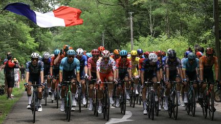 Le peloton au départ de la 10e étape du Tour de France, entre Orléans et Saint-Amand-Montrond, le 9 juillet 2024. (THOMAS SAMSON / AFP)