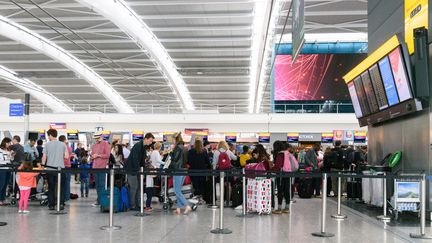 Des passagers attendent leur avion à l'aéroport londonien d'Heathrow (Royaume-Uni), le 29 mai 2017. (RAY TANG / ANADOLU AGENCY / AFP)