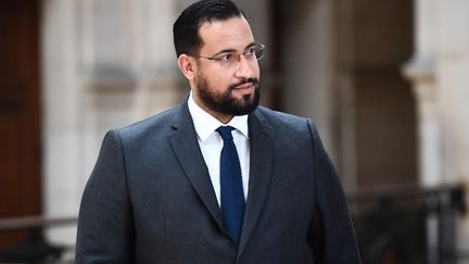 Alexandre Benalla arrive au palais de justice de Paris, le 9 juin 2023. (CHRISTOPHE ARCHAMBAULT / AFP)