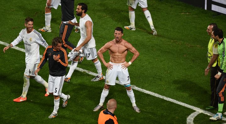 Cristiano Ronaldo (torse nu) fête son but en finale de la Ligue des champions contre l'Atlético Madrid, le 24 mai 2014, à Lisbonne (Portugal). (FRANCISCO LEONG / AFP)