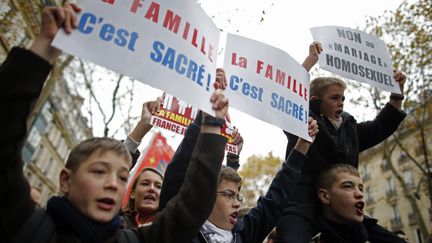 Des opposants au mariage des homosexuels, lors d'une manifestation &agrave; Paris, le 18 novembre 2012.&nbsp; (CHRISTIAN HARTMANN / REUTERS)