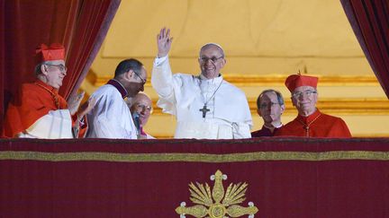 Acclam&eacute; par une foule remise de sa surprise, le nouveau pape s'est adress&eacute; en italien pour ses premi&egrave;res paroles : "Buona sera", bonsoir. (VINCENZO PINTO / AFP)