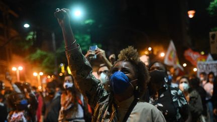 Lors d'une manifestation contre le racisme et les violences policières, le 13 mai 2021 à Rio de Janeiro (Brésil).&nbsp; (ANDRE BORGES / AFP)