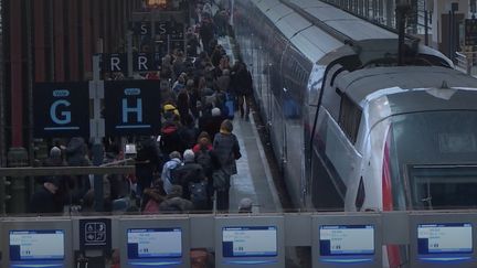 Samedi dernier, les syndicats des cheminots ont déposé un préavis de grève illimitée à partir du 11 décembre. Cela a fait réagir de nombreux politiques, certains ont vu dans ce préavis de grève une façon de gâcher les vacances de Noël des Français. Est-ce justifié ?