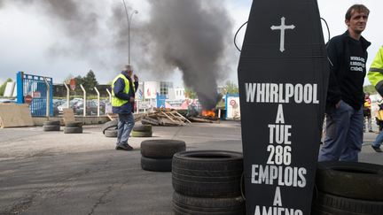 Des salariés manifestent devant l'usine Whirlpool d'Amiens (Somme), le 26 avril 2017. (MAXPPP)