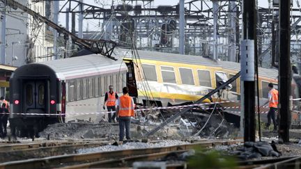 Des secours pr&egrave;s du train accident&eacute; de Br&eacute;tigny-sur-Orge (Essonne), le 12 juillet 2013. (KENZO TRIBOUILLARD / AFP)