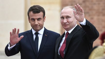 Emmanuel Macron et Vladimir Poutine, le 29 mai 2017 à Versailles. (STEPHANE DE SAKUTIN / AFP)