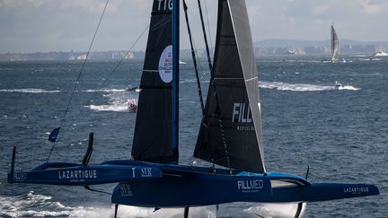 Le SVR-Lazartigue du skippeur français Tom Laperche au départ de Brest, le 7 janvier 2024. (LOIC VENANCE / AFP)