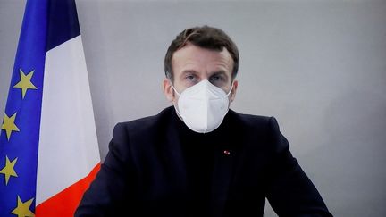 Emmanuel Macron lors d'une visioconférence, après avoir été testé positif au coronavirus, le 17 décembre 2020. (CHARLES PLATIAU / AFP)