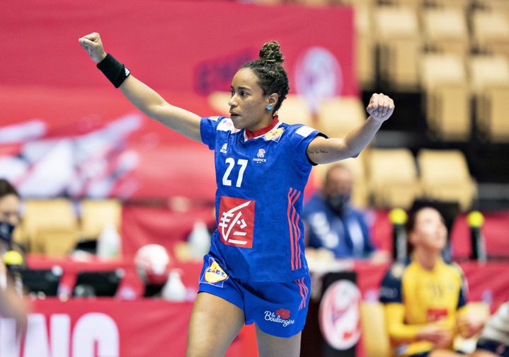 Estelle Nze Minko célèbre un but face à la Suède lors de l'Euro 2020 de handball, le 15 décembre 2020. (HENNING BAGGER / RITZAU SCANPIX)