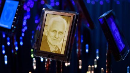 Une photo d'un des trois lauréats du prix Nobel de la paix, l'avocat biélorusse&nbsp;Ales Bialiatski, dans le jardin de l'institut du Nobel norvégien, à Oslo, le 7 octobre 2022.&nbsp; (RODRIGO FREITAS / NTB / AFP)