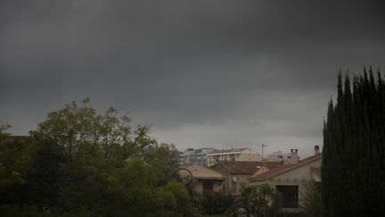 Un ciel orageux à&nbsp;Hyères, dans le Var, le 4 octobre 2021. (MAGALI COHEN / HANS LUCAS / AFP)