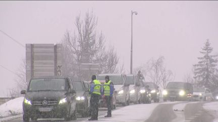 Les gendarmes contrôlent chaque véhicule sur leurs équipements prévus pour la montagne