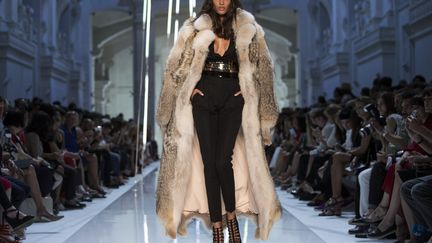 Belle actualité pour Alexandre Vauthier, outre sa collection couture automne-hiver 2015-16, il a imaginée cette saison la collection de haute joaillerie et joaillerie de la maison Mellerio dits Meller. Par ailleurs, poursuivant l'extension de sa ligne d'accessoires, il lance une ligne de souliers avec le licencié Sebastian, originaire de Parme en Italie. Côté couture, toujours des créations, féminines et sexy, qui font une large place aux tonalités noires et or mais aussi au blanc, au rose et au rouge. Les robes sont fendues, avec de profonds décolletés, certaines très réussies ressemblent à des vestes rallongées. Les franges donnent du mouvement et les ceintures dorées brillent de mille feux. Les découpes sont toujours présentes sur les jambes, l'abdomen, le corps se dénude. Ces silhouettes aguicheuses font le bonheur des stars, comme Rihanna,Beyoncé, Lady Gaga et Vanessa Paradis. 
 (EPA/MAXPPP)