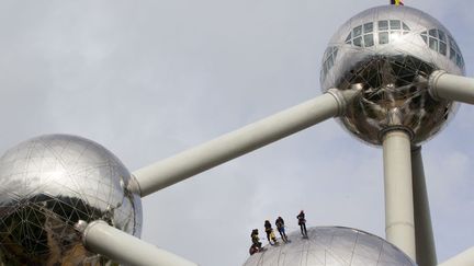 Des ouvriers nettoient l'Atomium &agrave; Bruxelles (Belgique), le 24 septembre 2012. (EPA / MAXPPP)