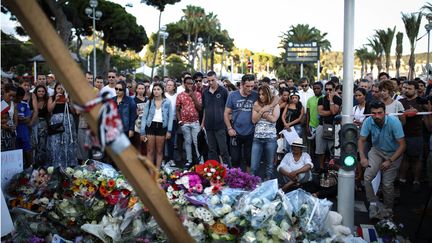 &nbsp; (Les hommages aux victimes de Nice se multiplient alors qu'un deuil national de trois jours débute en France © AFP / ONUR COBAN / ANADOLU AGENCY)