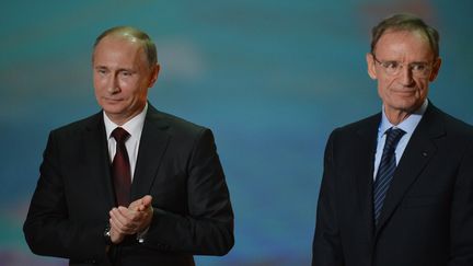 Le pr&eacute;sident russe, Vladimir Poutine (G), et Jean-Claude Killy, le 7 f&eacute;vrier 2013 &agrave; Sotchi (Russie), lors d'une c&eacute;r&eacute;monie organis&eacute;e un an avant les Jeux olympiques d'hiver. (NATALIA KOLESNIKOVA / AFP)