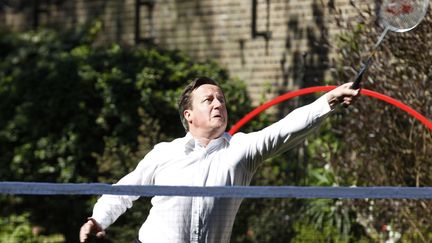 Le Premier ministre britannique David Cameron joue au badmington avec des membres du comit&eacute; d'organisation des jeux Olympiques 2012 dans le jardin du 10 Downing street &agrave; Londres (Royaume-Uni), le 28 mars 2012. (CHRIS HELGREN / REUTERS)