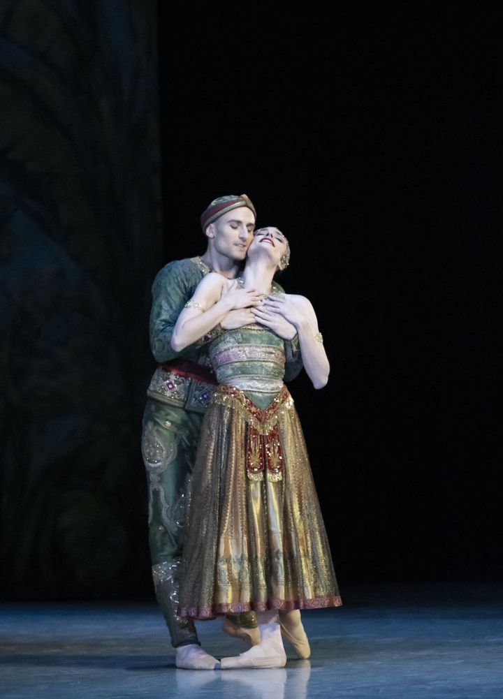 Les étoiles&nbsp;François Alu et Dorothée Gilbert, duo dans "La Bayadère" de Rudolf Noureev. (JULIEN BENHAMOU)