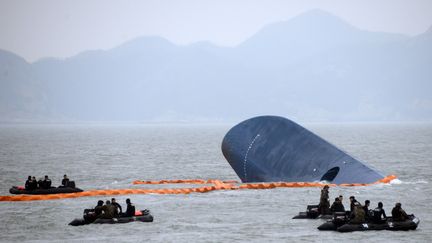 Le ferry accident&eacute;, le "Sewol", le 17 avril 2014, au large de la Cor&eacute;e du Sud. (ED JONES / AFP)