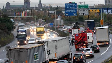 Des poids lourds sur l'autoroute A35 &agrave;&nbsp;Schiltigheim (Bas-Rhin), le 23 octobre 2013. (MAXPPP)