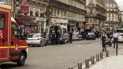 Les forces de police sont présentes rue Saint-Denis à Paris, le 17 septembre 2016, en raison d'une&nbsp;fausse alerte terroriste. (MARTIN BERTRAND / HANS LUCAS / AFP)