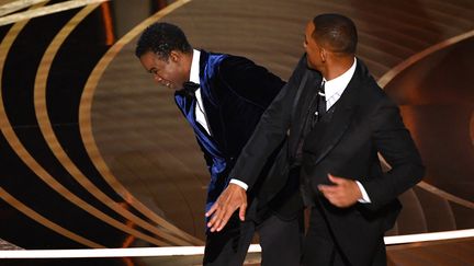 L'acteur Will Smith giffle Chris Rock, le 27 mars 2022 lors de la cérémonie des Oscars. (ROBYN BECK / AFP)