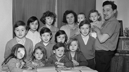 Le 19 d&eacute;cembre 1962, la famille du pompiste Marcel et de sa femme pose apr&egrave;s avoir re&ccedil;u le prix Cognacq-Jay r&eacute;compensant les familles nombreuses. (AFP)