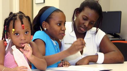 En 2010, après le tremblement de terre à Haîti des réfugiés sont pris en charge au centre culturel haïtien de Miami. L'occasion de travailler son français pour les enfants. (AFP/Laure de Montalembert)