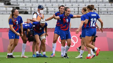 La joie des joueuses de l'équipe de France de rugby à 7, après leur victoire contre la Grande-Bretagne en demi-finale du tournoi olympique, samedi 31 juillet. (GREG BAKER / AFP)