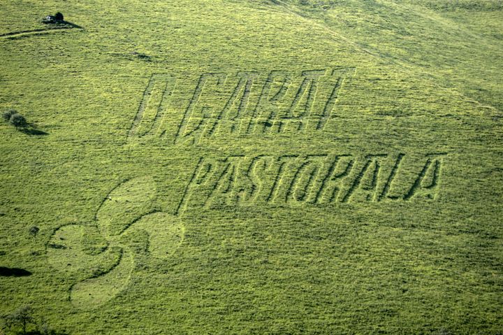 &nbsp;'D Garat Pastorala' inscrit sur une colline près de Pagolle. (IROZ GAIZKA / AFP)