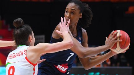 Sandrine Gruda face à&nbsp;Tatsiana Likhtarovich lors de la demi-finale de l'EuroBasket 2021 le 26 juin 2021 entre la France et la Biélorussie.&nbsp; (JOSE JORDAN / AFP)