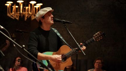 Le chanteur Jason Mraz, ors d'un concert en Californie, en avril 2023. (REBECCA SAPP / GETTY IMAGES NORTH AMERICA)