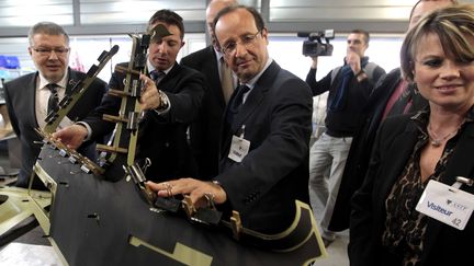 Fran&ccedil;ois Hollande lors de la visite d'une entreprise pr&egrave;s de M&eacute;rignac (Gironde), le 4 janvier 2012.&nbsp; (BOB EDME / AP / SIPA)