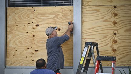 À Tampa (Floride), commerçants et habitants se barricadent en attendant l'ouragan Idalia. (MIGUEL J. RODRIGUEZ CARRILLO / MIGUEL J. RODRIGUEZ CARRILLO)