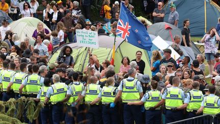 Des manifestants opposés aux&nbsp;mesures sanitaires contre le Covid-19, le 10 février 2022 à Wellington (Nouvelle-Zélande). (MARTY MELVILLE / AFP)