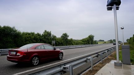 Un v&eacute;hicule circule sur la RN24 &agrave; Plo&euml;rmel, entre Lorient et Rennes, en juin 2013. (  MAXPPP)