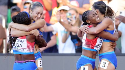 Les relayeuses américaines ont décroché devant leur public le titre mondial. Melissa Jefferson, Abby Steiner, Jenna Prandini et Twanisha Terry ont signé la meilleure performance mondiale de l'année avec un chrono en 41 secondes et 14 centièmes. Elles ont devancé les Jamaïcaines, favorites de ce 4x100 mètres. Les Allemandes complètent le podium.